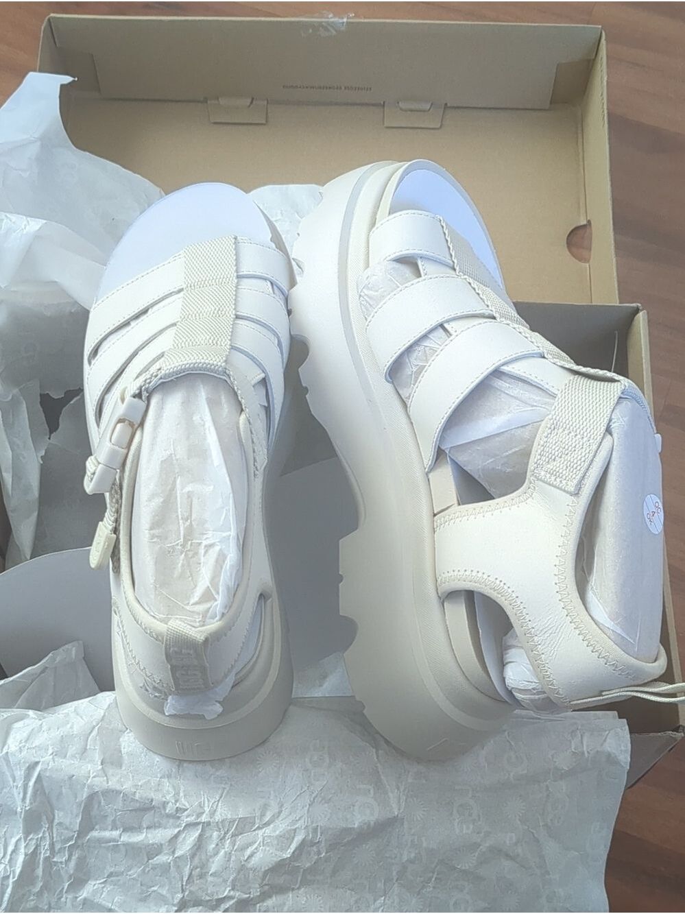 New Ugg Cora Platform Sandal Size 9